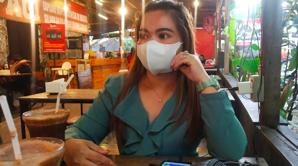 TEKOR: Seorang wanita menjaid korban penipuan oleh pria yang dikenal dari aplikasi pencari jodoh Tantan. (foto: ilustrasi)