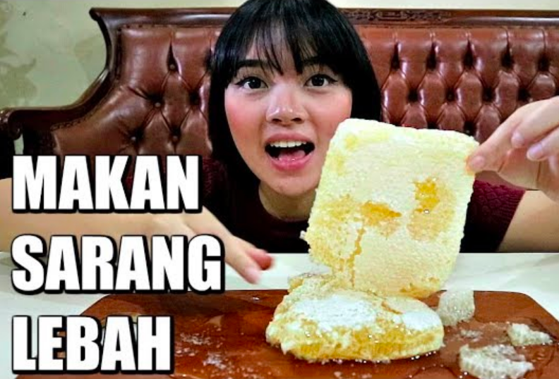 1KG: Seorang konten creator Magdalena menyantap sarang madu yang rasanya sangat manis. (sumber: youtube/mgdalenaf)
