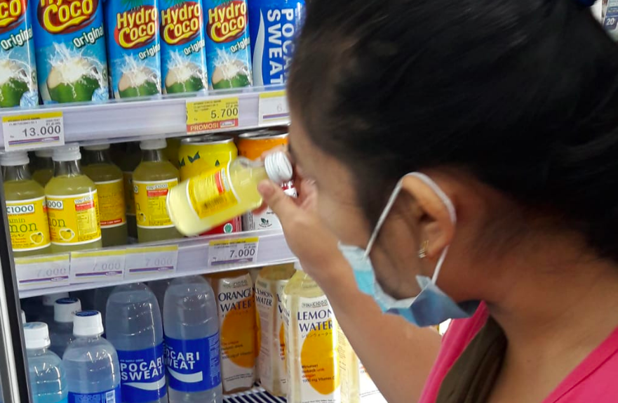 SEGER: Seorang konsumen berbelanja minuman bervitamin C dengan dosis 1000 miligram. (foto: ist)