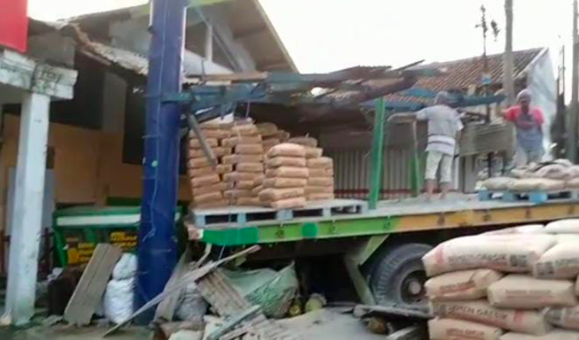 HANCUR: Truk bermuatan Penh semen menabrak rumah penduduk. (foto: ilustrasi)
