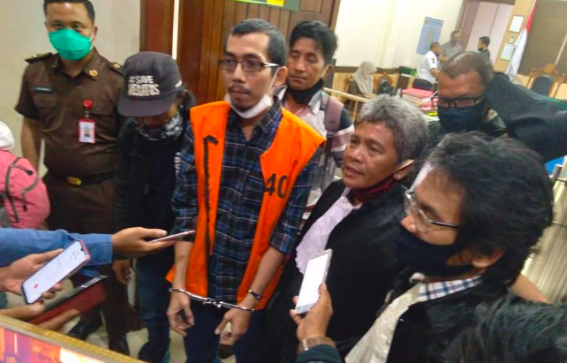 Mantan Pimred di Kalimantan Selatan, Diananta Putera Sumedi (tengah) divonis bersalah oleh pengadilan atas pelanggaran undang-undang ITE. (gambar: ilustrasi/ist)