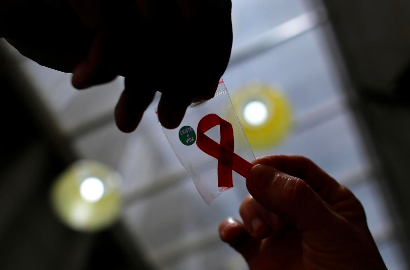 Pita merah menjadi simbol kesadaran dan dukungan universal untuk orang dengan HIV/AIDS. (gambar: ist)