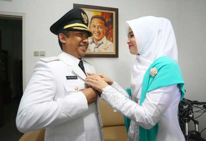 HUSNULKHATIMAH: Walikota Kota Bandung Oded M Danial semasa hidup dengan sang istri. (foto: ist)