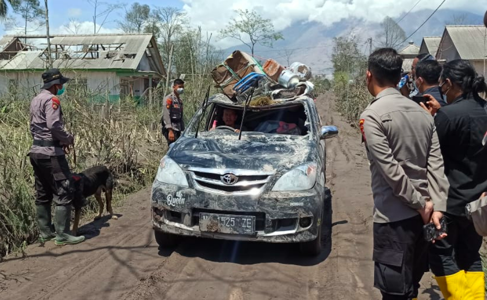 ANJING PELACAK: Mengantisipasi penjarahan, polisi dikerahkan untuk melakukan patrol di rumah-rumah penduduk terdampak erupsi semeru yang mengungsi. (foto: ist)