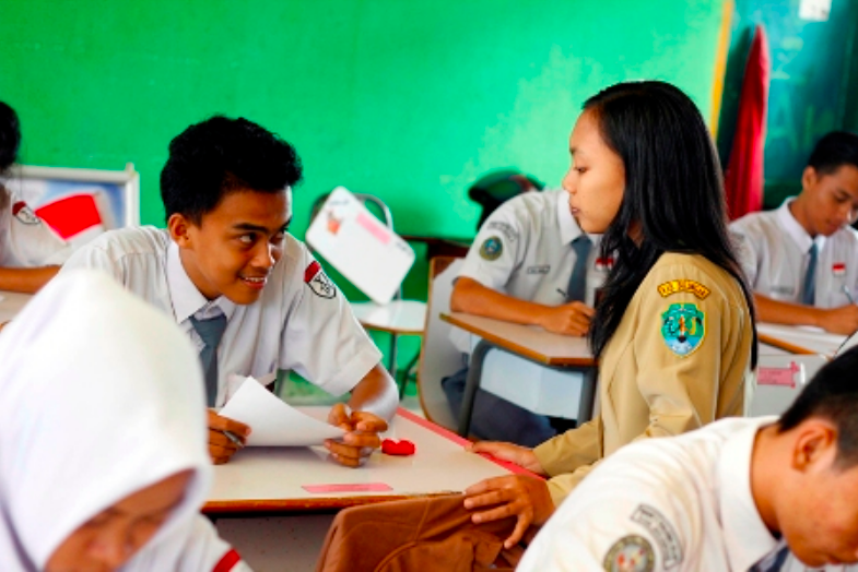 TELADAN: Guru mengajari murid belajar di kelas. (foto: ilustrasi)