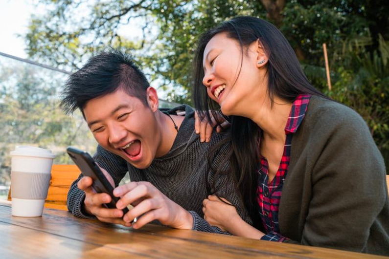 Sepasang pria dan wanita sedang menjalani hubungan tanpa status. (gambar: ist)