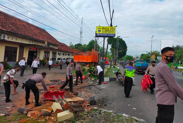 BERANTAKAN: Truk Fuso menabrak kantor Polsek Sentolo di Jogjakarta, Senin (13/12). (foto: ist)