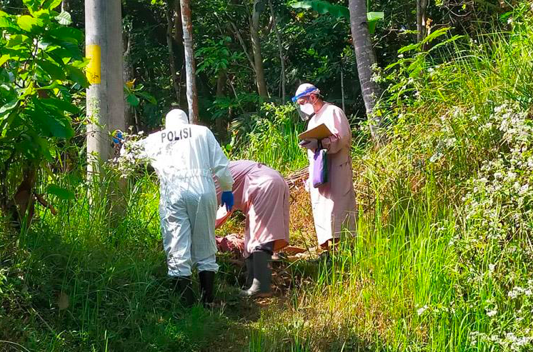 Petugas melakukan evakuasi kakek yang tewas di kebun. (foto: ist)