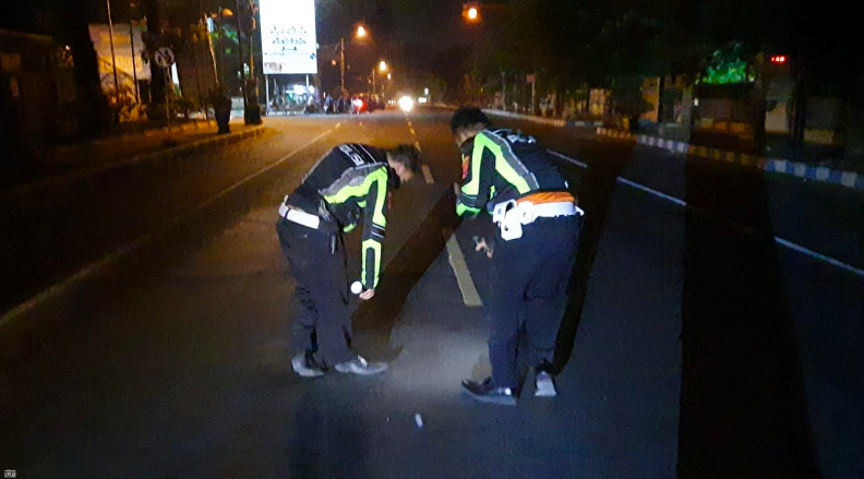 Polisi melakukan olah TKP kasus tabrak lari. (foto: ilustrasi)