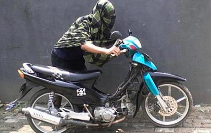 Ilustrasi pencurian sepeda motor.