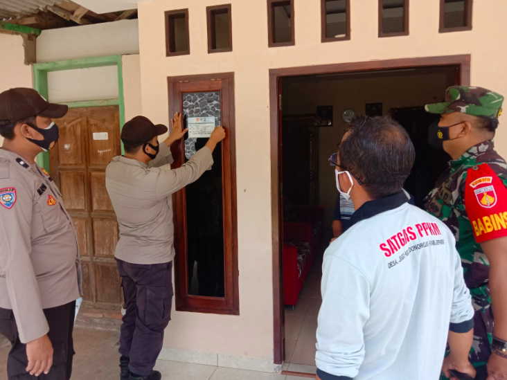 Petugas menempeli stiker I rumah para pemudik Nataru. (foto: ilustrasi)