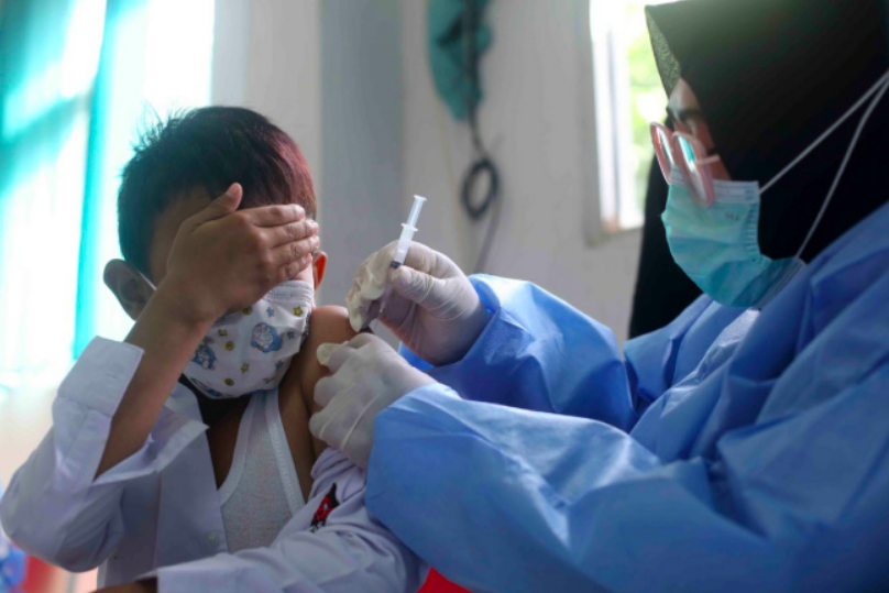 TUTUP: Anak-anak tampak bersemangat mengikuti vaksinasi anak usia 6-11 tahun. (foto: ist)