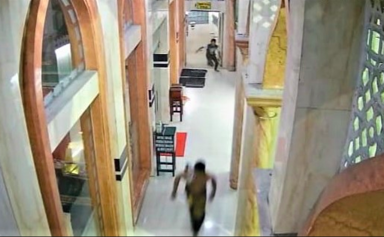 BACOK: Marbot dikejar warga menggunakan parang gara-gara kata sandi Wi-Fi. (tangkapan layar: ist)