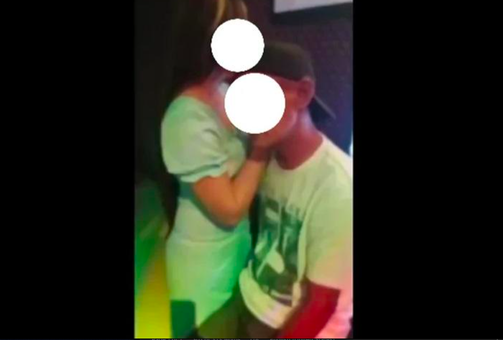 TERHANYUT: Seorang kepala desa menyandarkan kepalanya ke dada seorang pemandu lagu. (foto: ist)