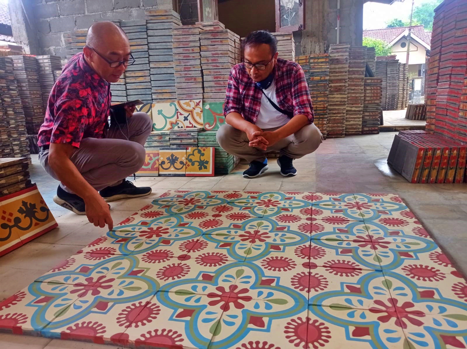 Tegel Klasik Motif Corona di Magelang