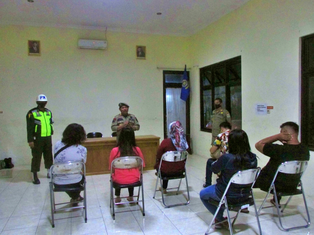 Tiga pasangan tak resmi yang terkena razia pekat saat mendapat pembinaan dari Satpol PP Kota Magelang