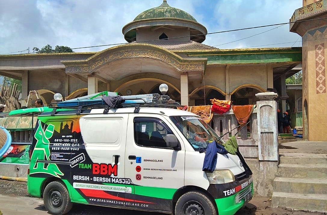 Tim BBM dari Magelang lakukan pembersihan sebuah masjid di lereng Gunung Semeru pasca terjangan awan panas_Foto Berita Jatim