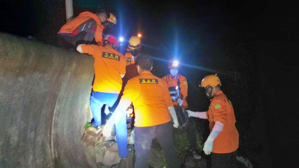 Tim SAR Wonosobo saat mengevakuasi warga yang hanyut di sungai serayu