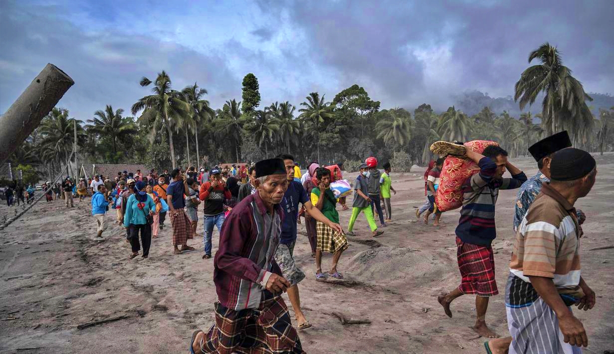 Warga lereng Gunung Semeru saat menyelamatkan benda berharga yang tersisa_Foto LP6