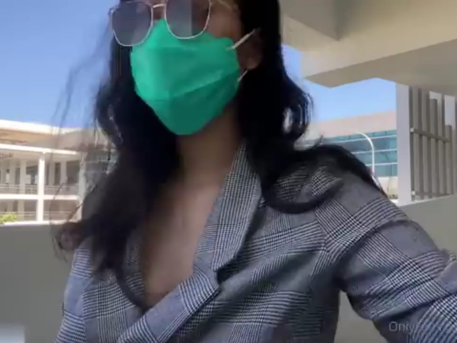 NEKAT: Wanita cantik mesum diduga di Bandara YIA Kulon Progo. (gambar: ist)