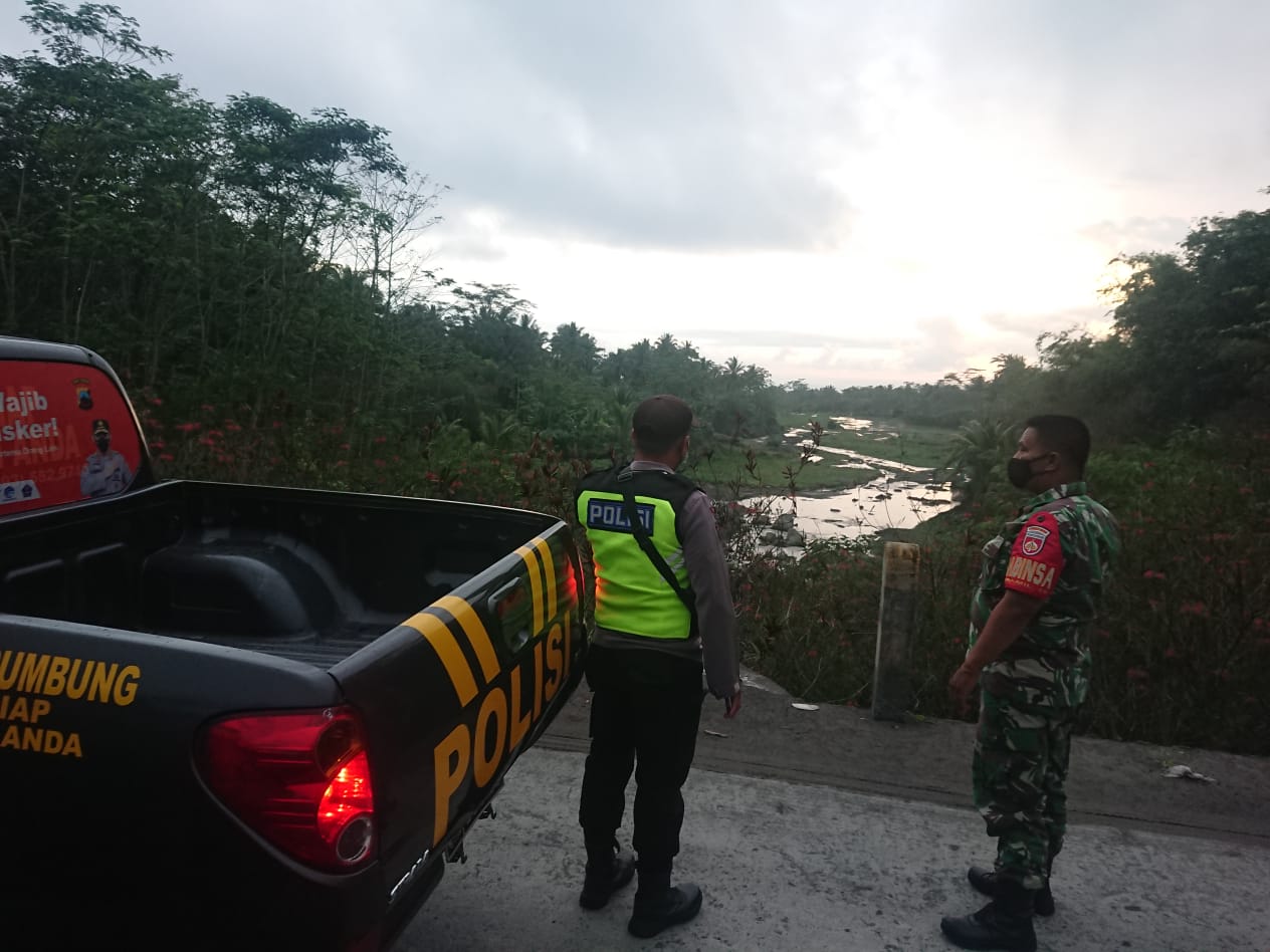 Polisi Patroli Pantau Aliran Dua Sungai yang Berhulu di Merapi