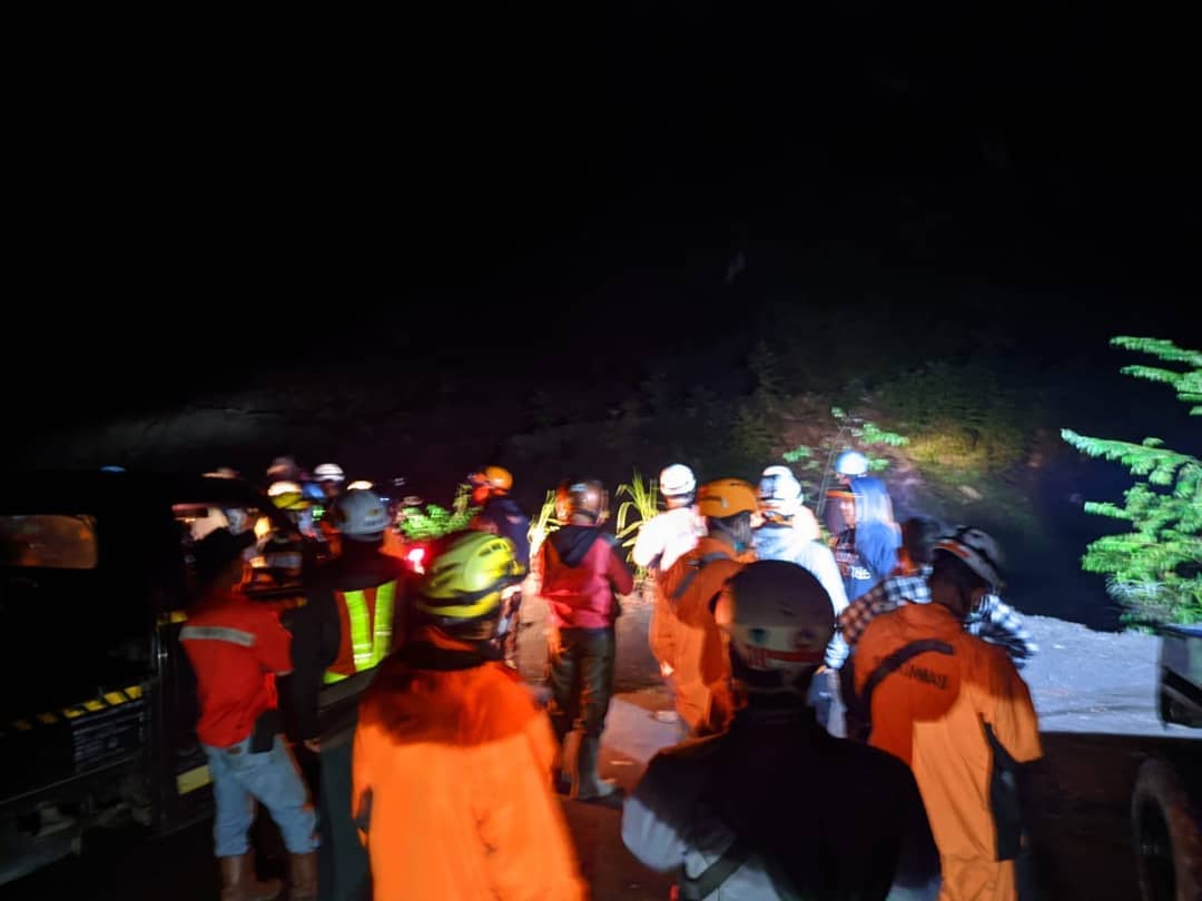 Tim SAR bersiap melakukan evakuasi tujuh penambang pasir yang terjebak banjir lahar Merapi di aliran Kali Gendol Jogjakarta. (sumber: instagram/merapi_uncover)