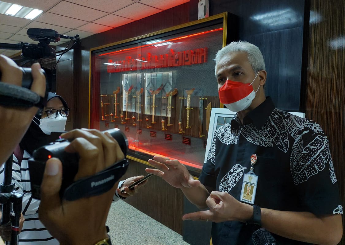 Ganjar Pranowo Akan Cukur Gundul Rambut Di Kepalanya, Ini Alasannya