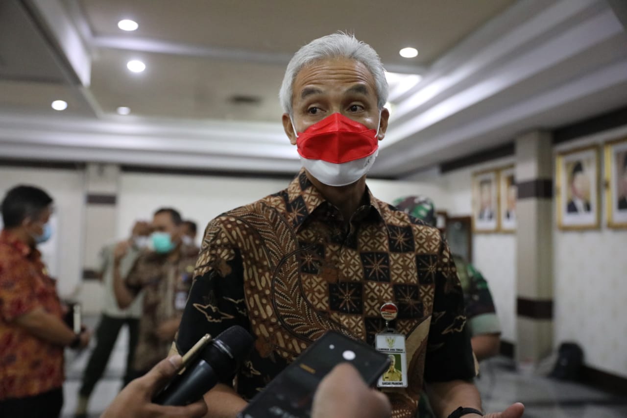 Dikerubuti Warga saat Dampingi Jokowi Kunker di Blora, Ganjar Ingatkan Tetap Prokes