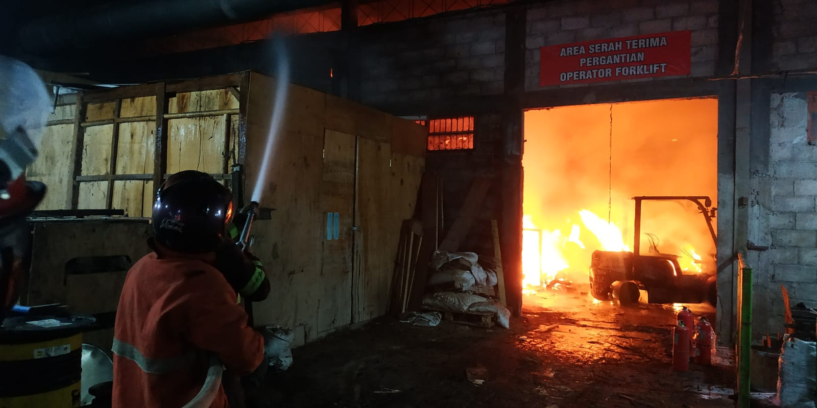 Bengkel Forklift di Salam Magelang Terbakar, Diduga Akibat Korsleting Listrik