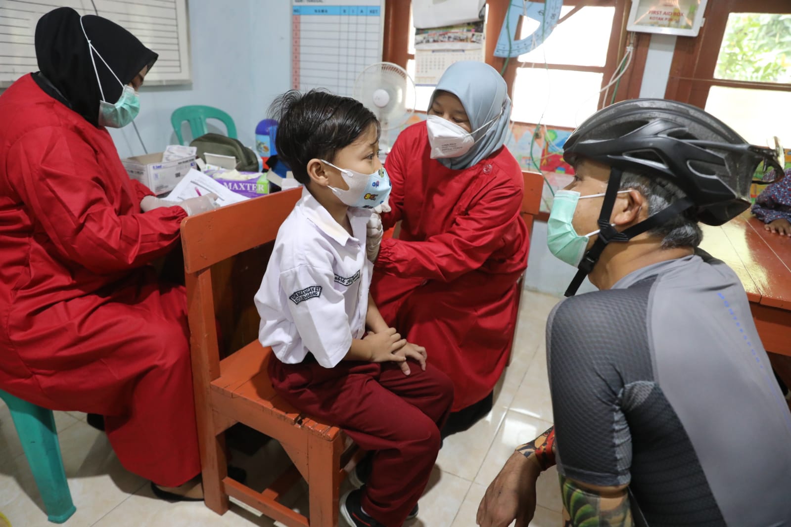 Saat Divaksin, Murid SD di Semarang ini Grogi Karena Dilihat Ganjar