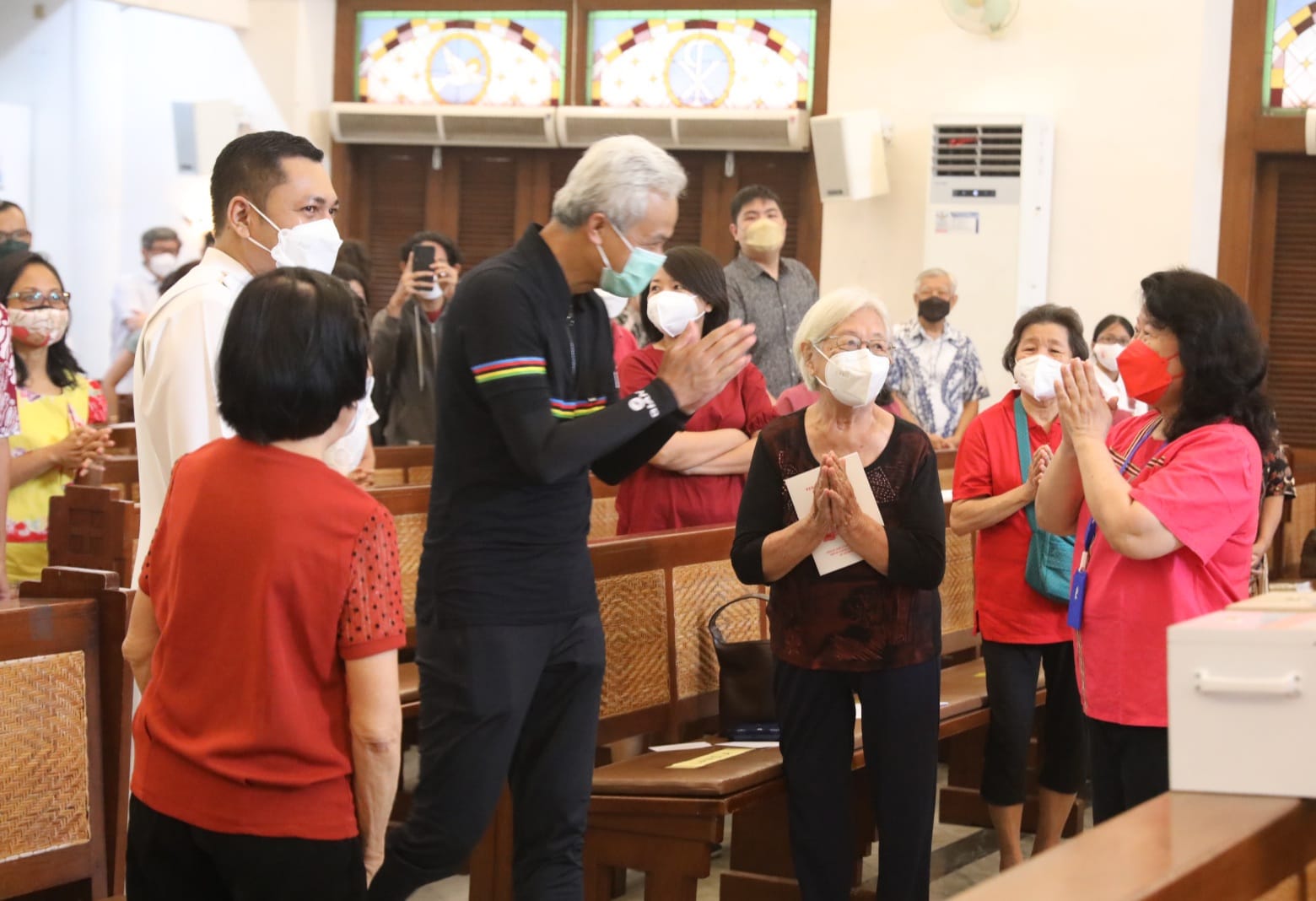 Keliling Gereja di Semarang, Ganjar Sapa Jemaat Misa Natal: Mari Berbagi Kebahagiaan