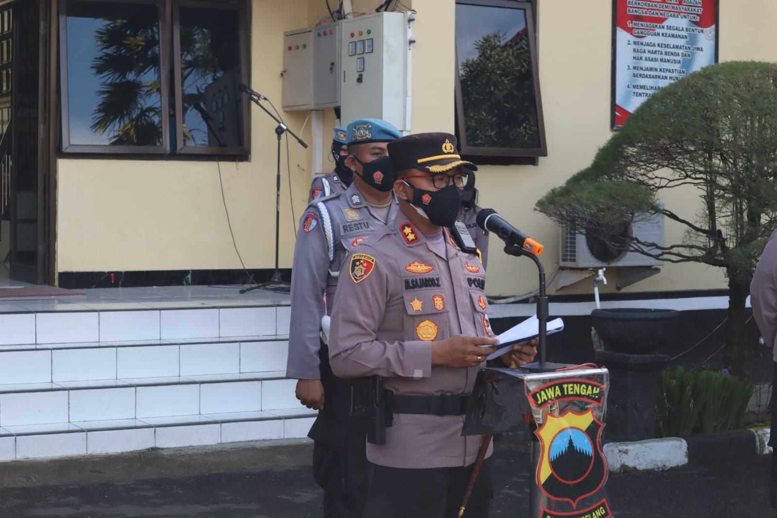 Kapolres Magelang AKBP Mochammad Sajarod Zakun dalam Apel Jam Pimpinan di halaman Mapolres, Senin (27/12/2021). (foto: ist)