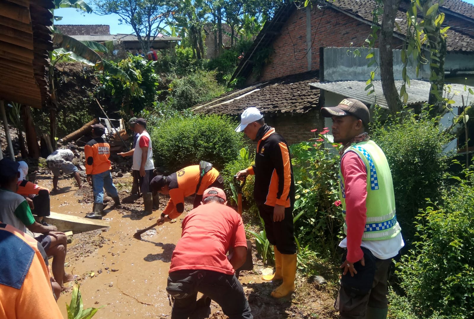 Tanah Longsor di Kajoran Magelang, Sejumlah Relawan Bantu Evakuasi
