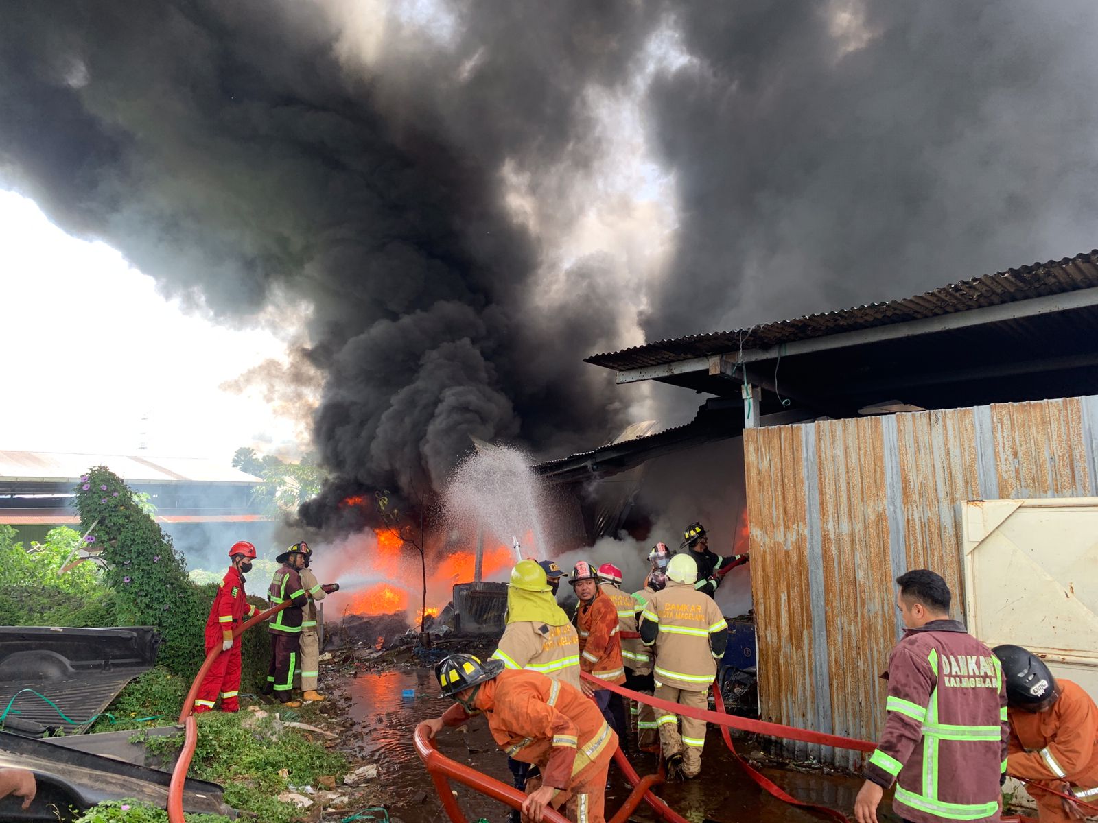 Tumpukan Sampah Limbah Sisa Produksi PT Mekar Armada Karoseri Terbakar, Belum Diketahui Penyebabnya