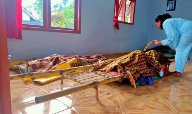 mayat rumini dan ibunya korban awan panas semeru setelah dievakuasi petugas