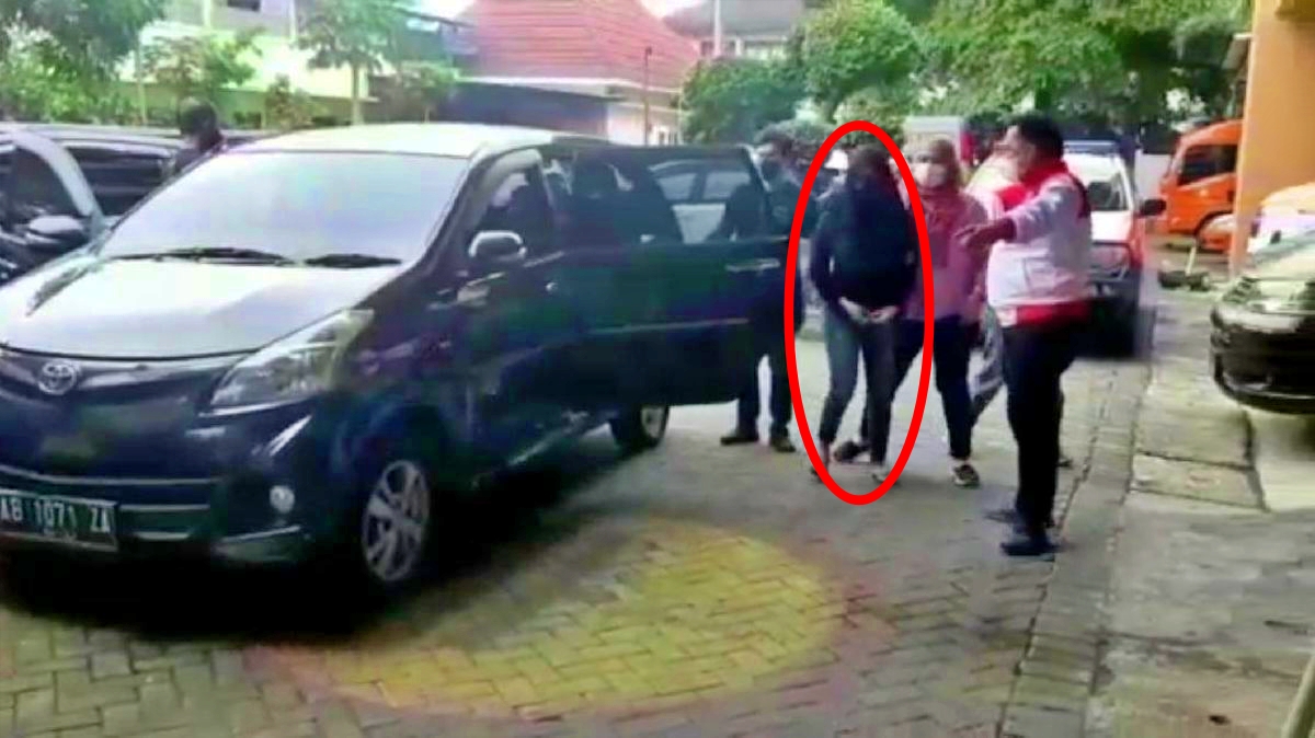 siskaee saat tiba di Mapolda DIY dan sudah ditetapkan jadi tersangka