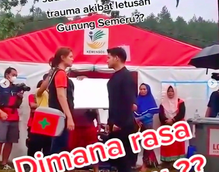 syuting sinetron di lokasi pengungsian bencana gunung semeru