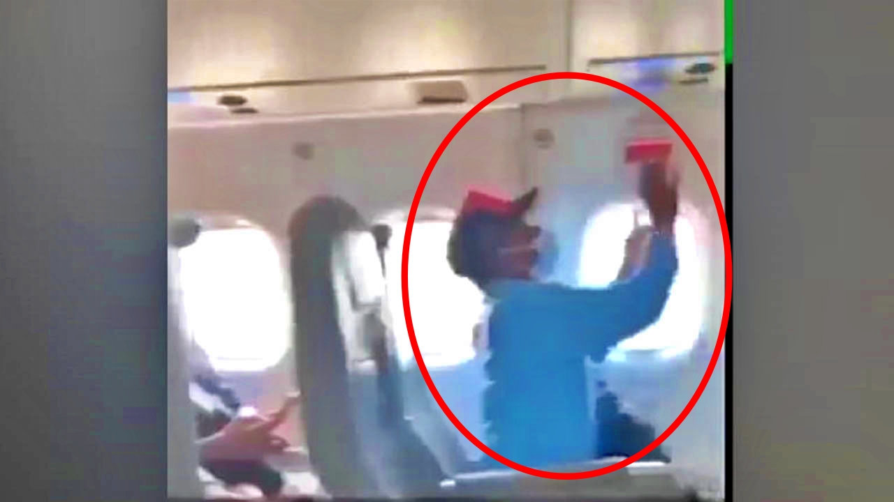 tangkapan layar video Kades asal Blora membuka pintu darurat pesawat