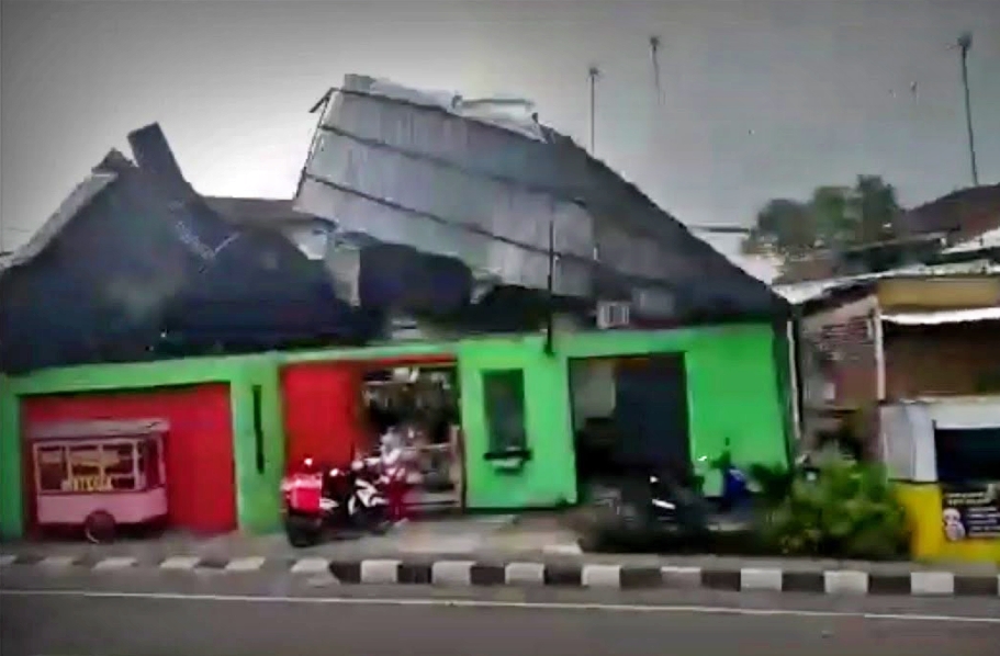 tangkapan layar video angin puting beliung di Parakan