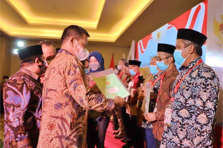 warga Kabupaten Magelang saat menerima sertifikat tanah hasil PTSL