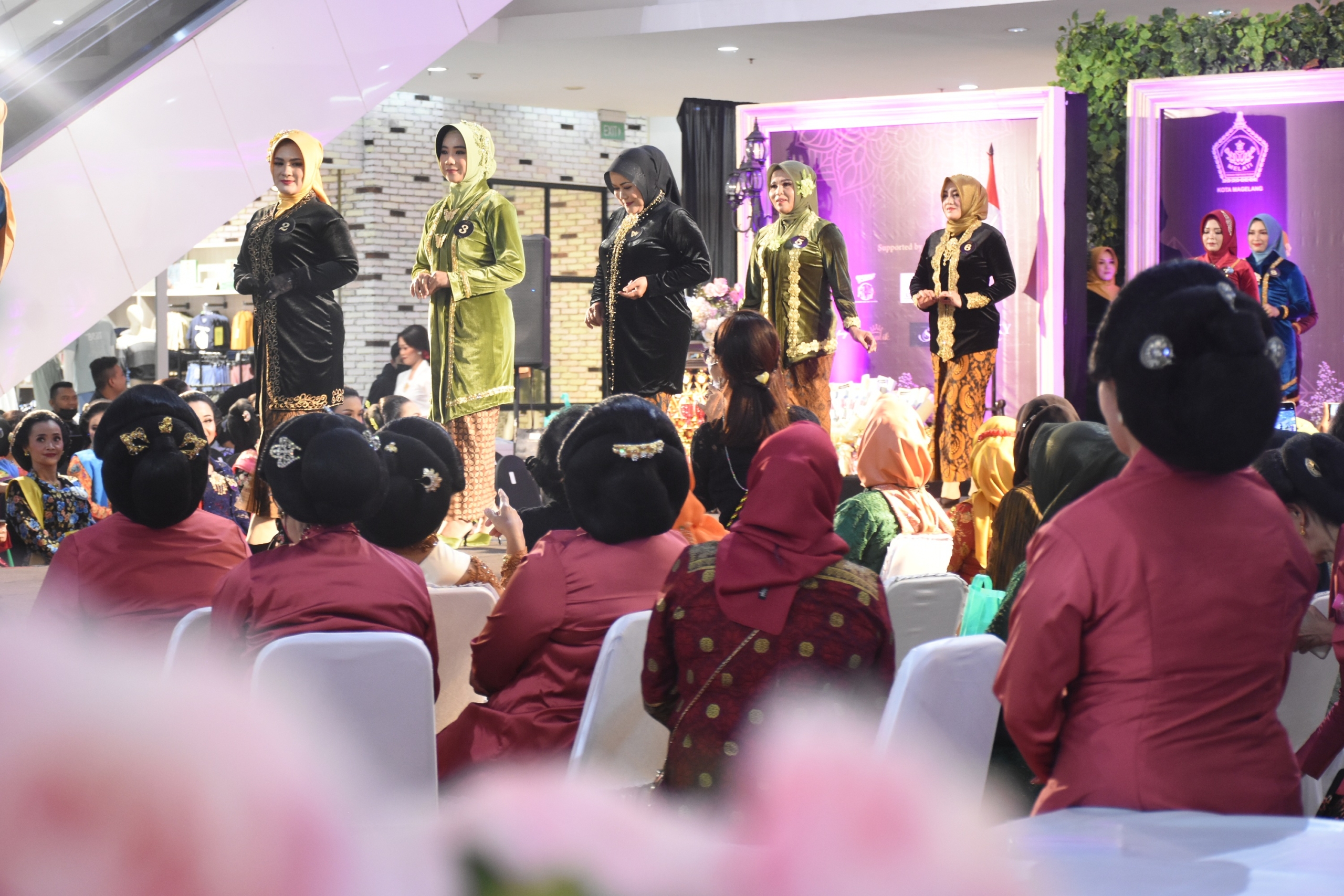 Peserta Lomba Fashion Show di atas Panggung