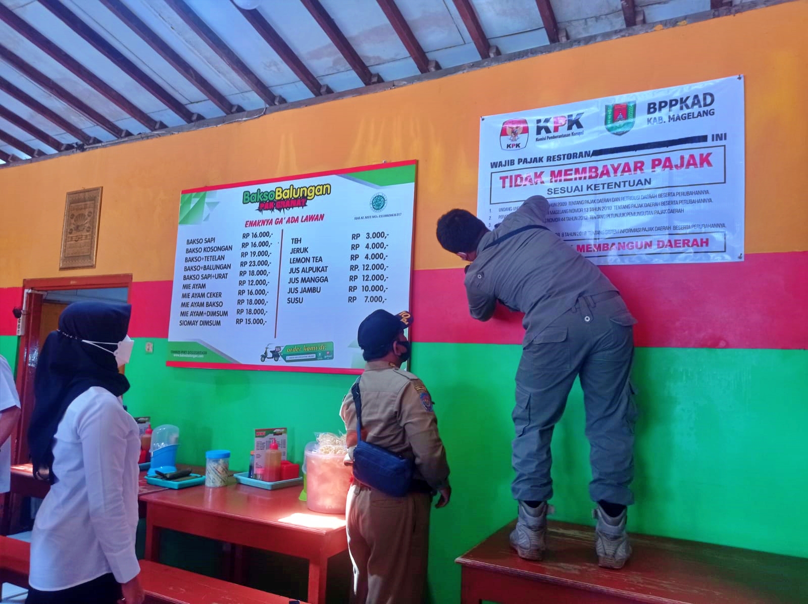 Bakso Balungan Pak Granat Magelang dipasangai benner tidak tertib pajak dari BPPKAD dan KPK