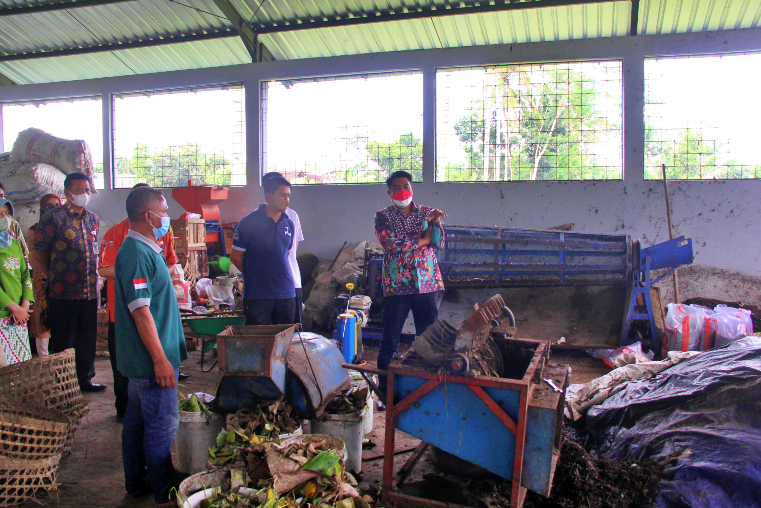 Bupati Magelang Zaenal Arifin bersama jajaran dan PT Telkom saat meninjau pengelolaan sampah di TPST3R Tuksongo Borobudur.