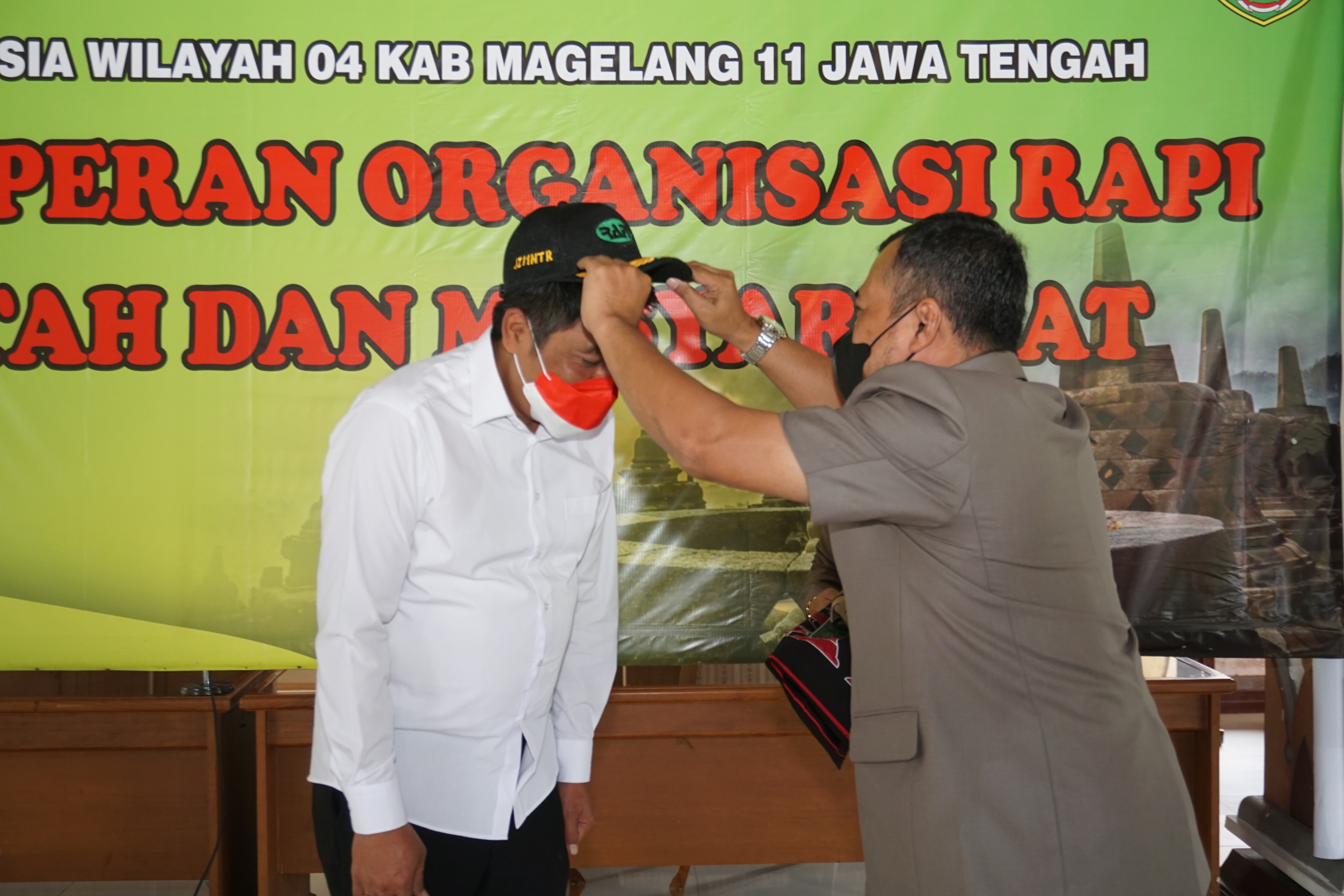 Bupati Magelang saat menerima tanda kehormatan dari Ketua RAPI 11 Jawa Tengah, H Abdul Manan.