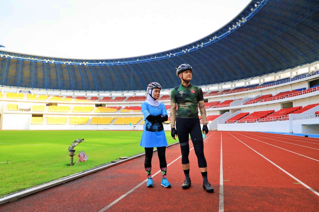 Ganjar Pranowo beserta istri saat meninjau pembangunan Stadion Jatidiri Semarang