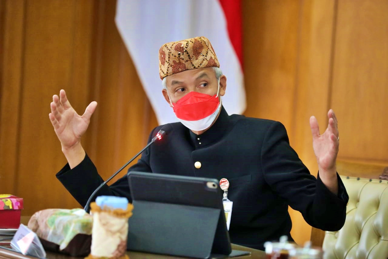 Ganjar Pranowo mengenakan pakaian adat Lampung