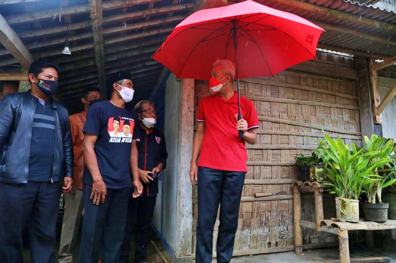 Ganjar Pranowo saat sambang ke salah satu rumah Kades PDIP yang akan direnovasi