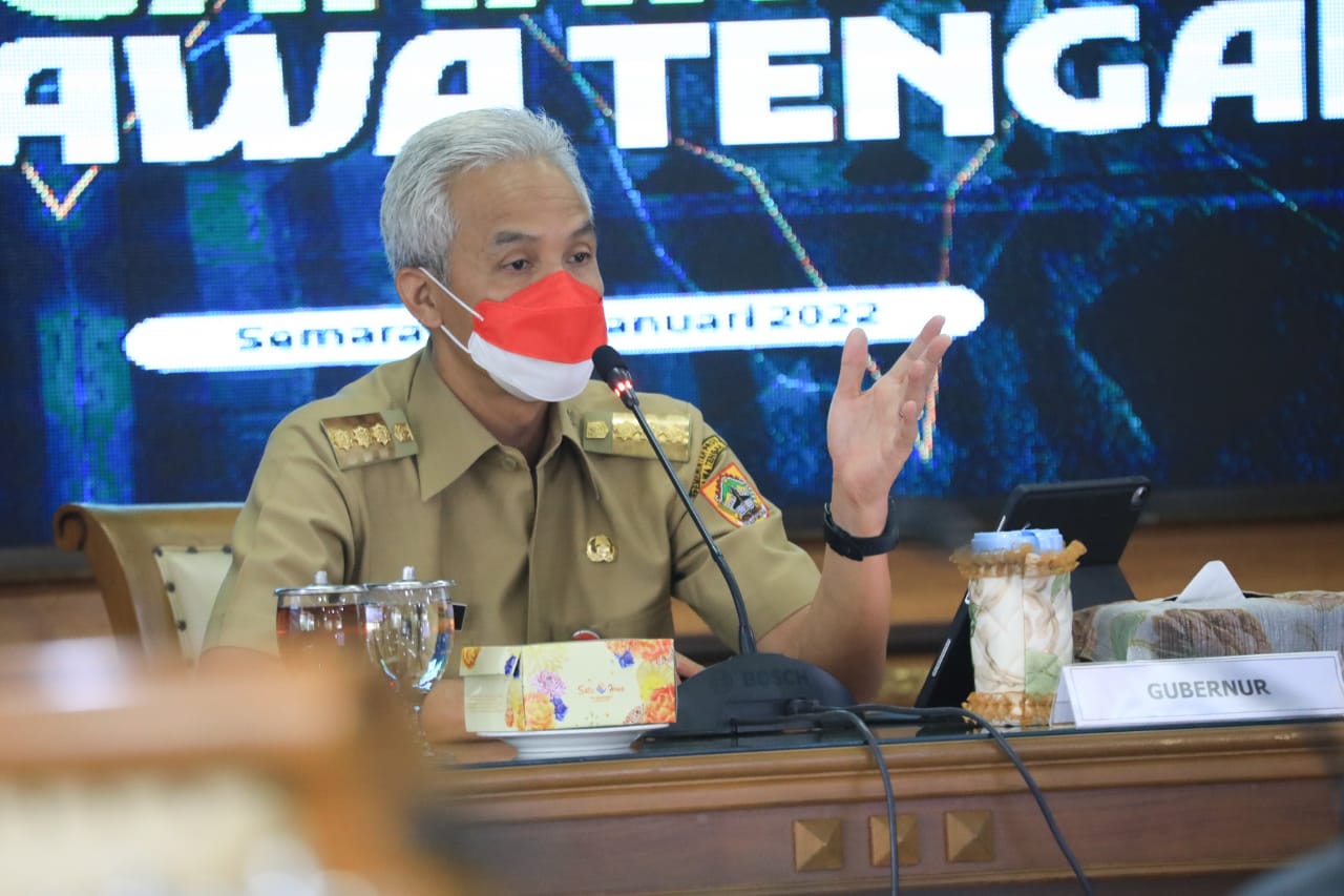 Ganjar saat memimpin rapat penanganan covid di Jawa Tengah melalui aplikasi Zoom