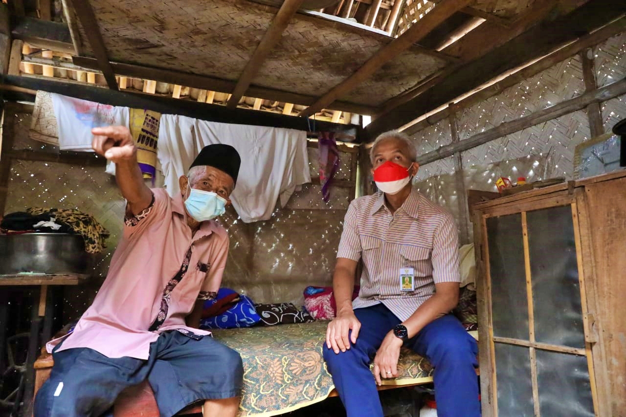 Ganjar saat mendatangi salah satu rumah warga miskin yang adan direnovasi