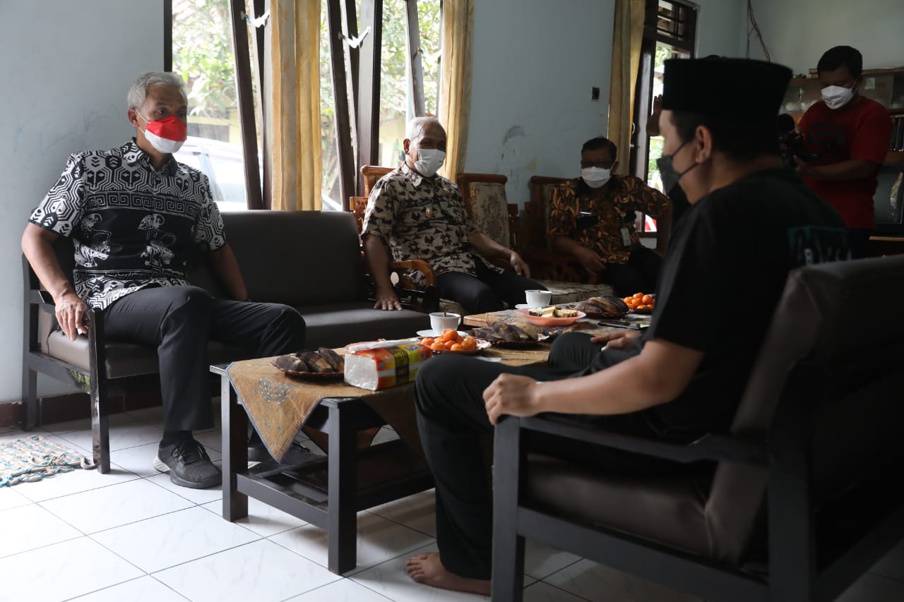 Ganjar saat menjenguk Kades di Banjarnegara sekaligus mengecek program pengentasan kemiskinan